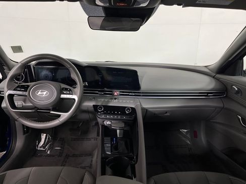 Used 2025 Hyundai Elantra SEL image 18