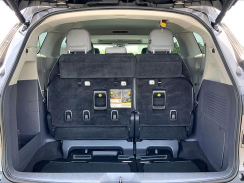 Used 2022 Toyota Sienna XLE FWD image 34