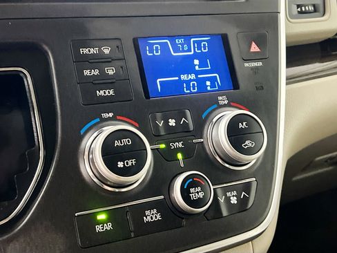 Used 2018 Toyota Sienna XLE image 27