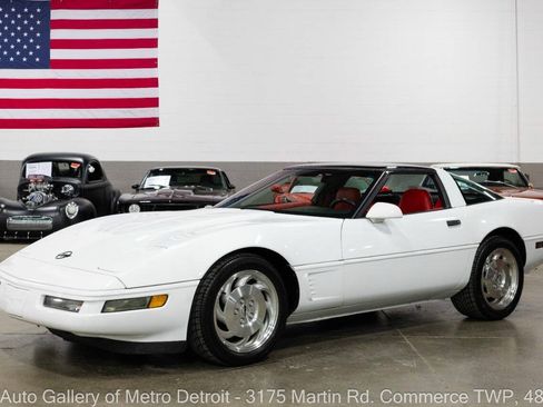 Used 1996 Chevrolet Corvette Coupe RWD image 3