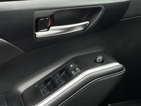 Used 2025 Toyota Highlander XLE image 21