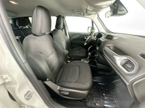 Used 2020 Jeep Renegade Latitude w/ Cold Weather Group image 28