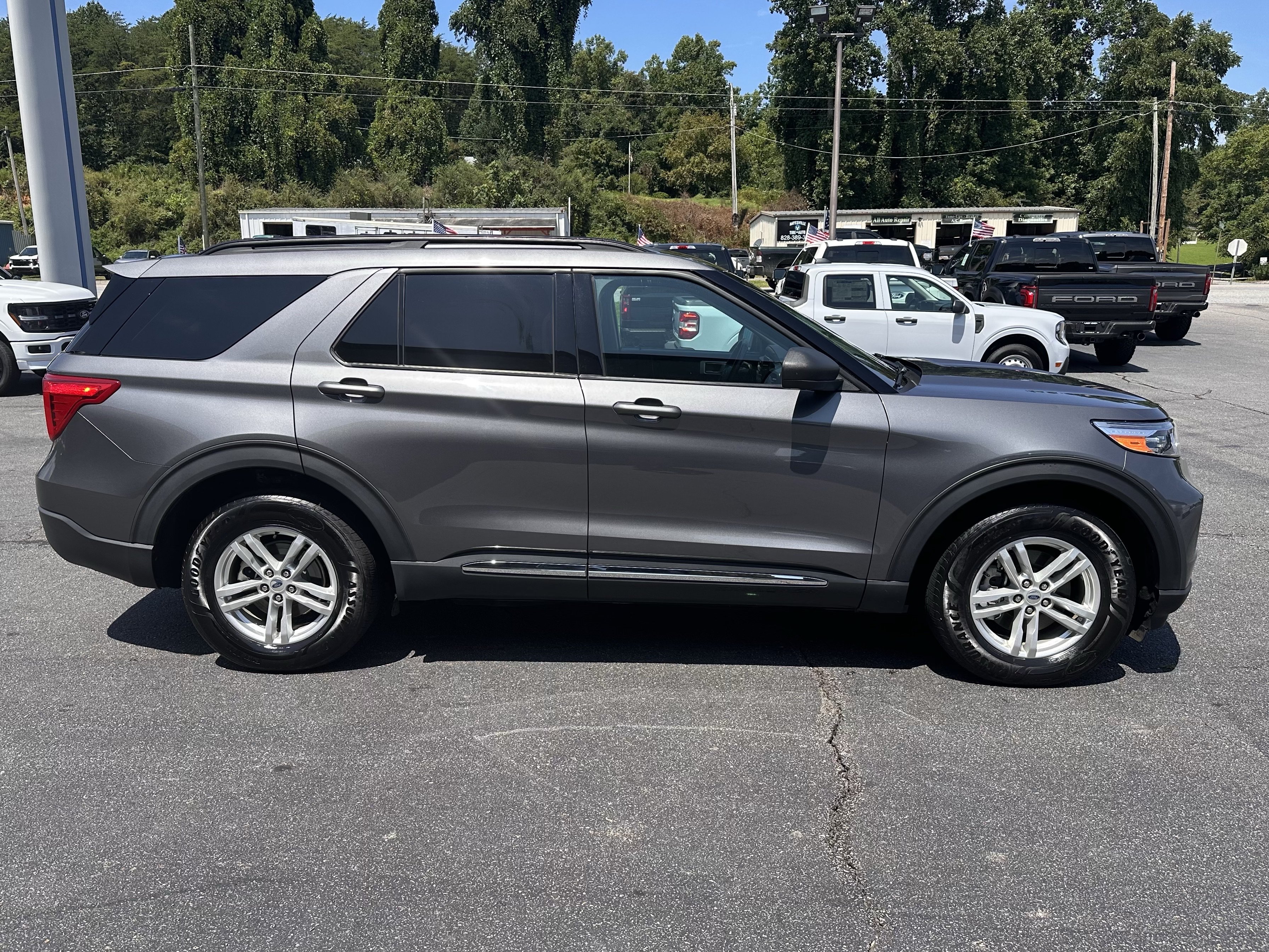 Used 2022 Ford Explorer XLT AWD/4WD image 5