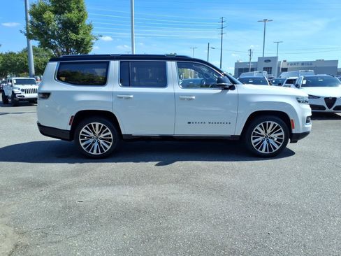 Used 2023 Jeep Grand Wagoneer Series III AWD/4WD image 12