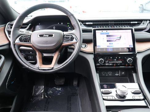 Used 2022 Jeep Grand Cherokee Summit w/ Advanced Protech Group IV AWD/4WD image 18