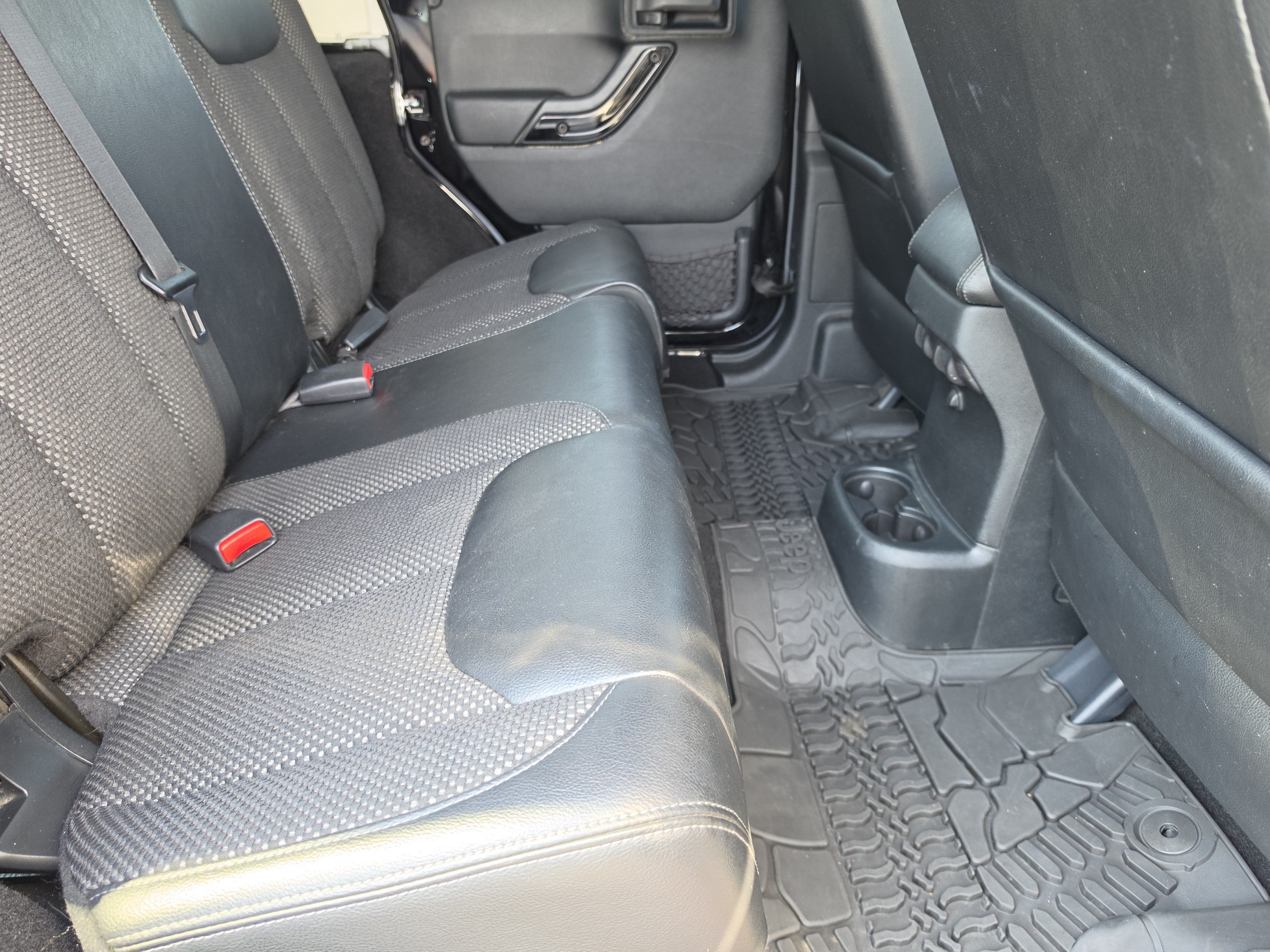 Used 2016 Jeep Wrangler Unlimited Sahara AWD/4WD image 12