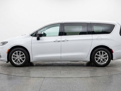 Used 2024 Chrysler Voyager LX FWD image 5
