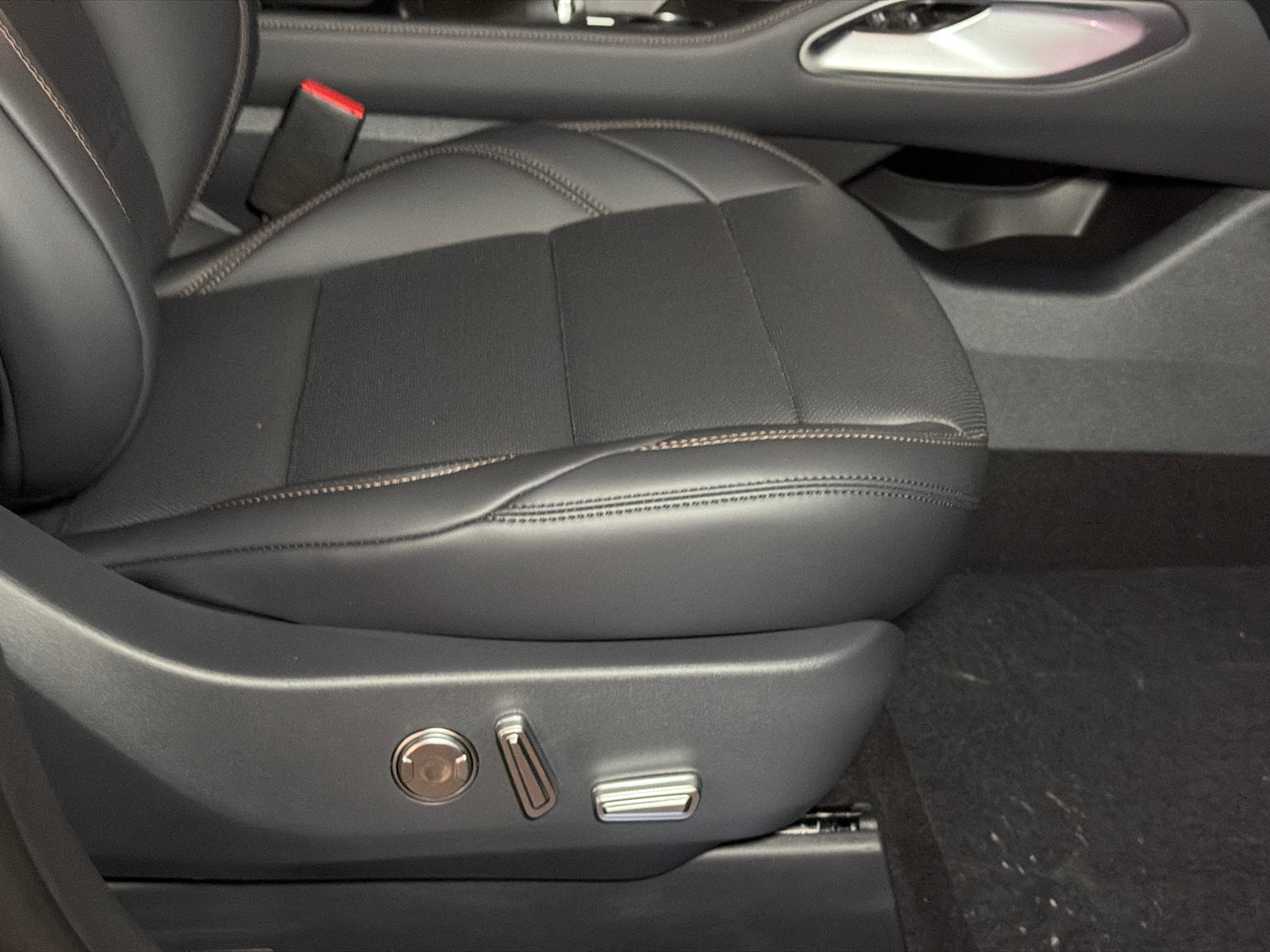 New 2026 Lincoln Nautilus Premier AWD/4WD image 12