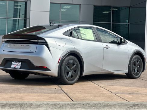 New 2027 Toyota Prius Plug-In Hybrid FWD image 4
