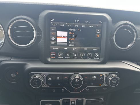 Used 2020 Jeep Gladiator Overland AWD/4WD image 17