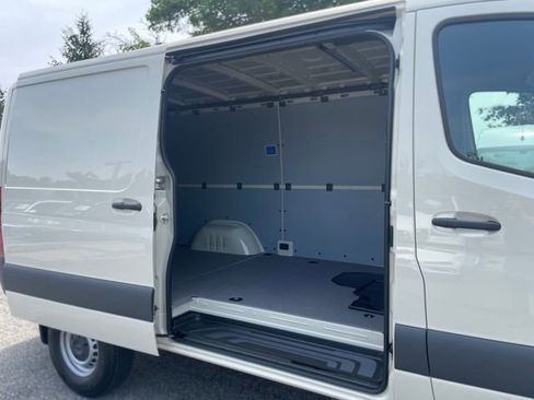 Used 2025 Mercedes-Benz Sprinter 2500 image 20