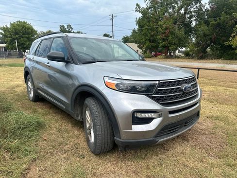 Used 2024 Ford Explorer XLT w/ Equipment Group 202A RWD image 3