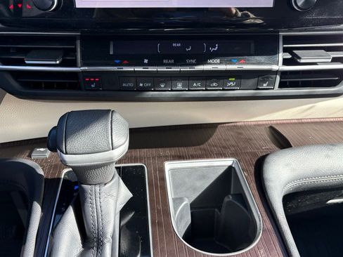 Used 2021 Toyota Sienna XLE image 18