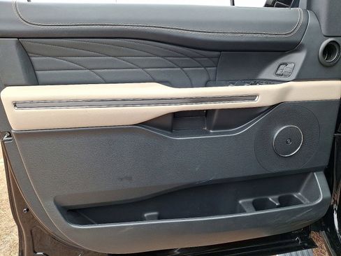 Used 2023 Ford Expedition Platinum image 12
