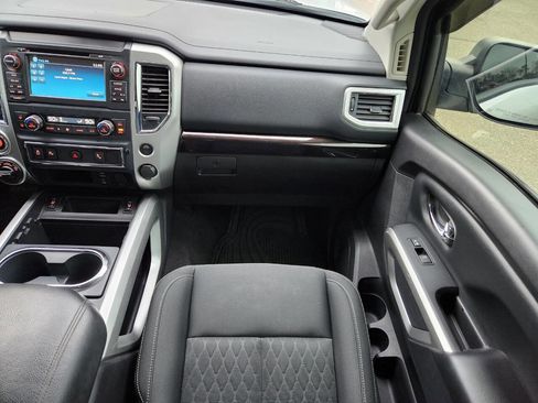 Used 2017 Nissan Titan SV image 17