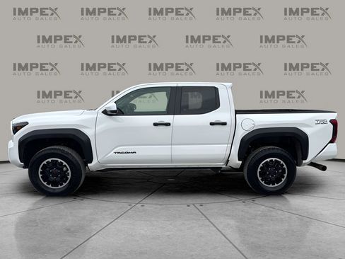 Used 2025 Toyota Tacoma TRD Off-Road image 2