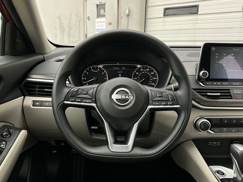 Used 2025 Nissan Altima 2.5 SV image 31