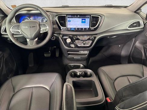 Used 2025 Chrysler Pacifica Select FWD image 21