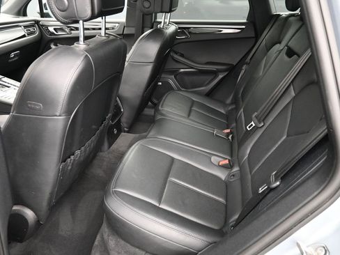 Certified 2021 Porsche Macan image 7