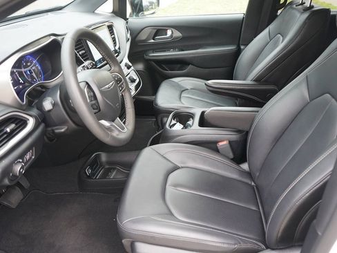 Used 2025 Chrysler Pacifica Select FWD image 12