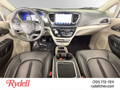 Used 2023 Chrysler Pacifica Touring-L image 12