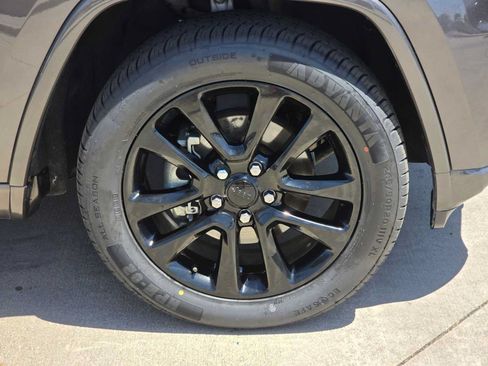 Used 2020 Jeep Grand Cherokee Altitude RWD image 9