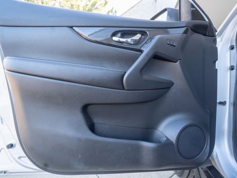 Used 2018 Nissan Rogue SL w/ Premium Package image 7