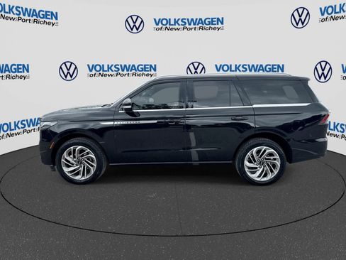 Used 2025 Lincoln Navigator Reserve AWD/4WD image 11