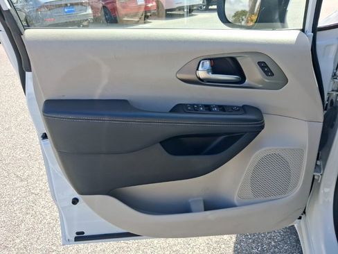 Used 2023 Chrysler Pacifica Touring-L image 20