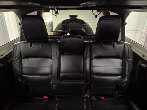 Used 2019 Jeep Wrangler Unlimited Sahara w/ Uconnect 4C Nav & Sound Group AWD/4WD image 32