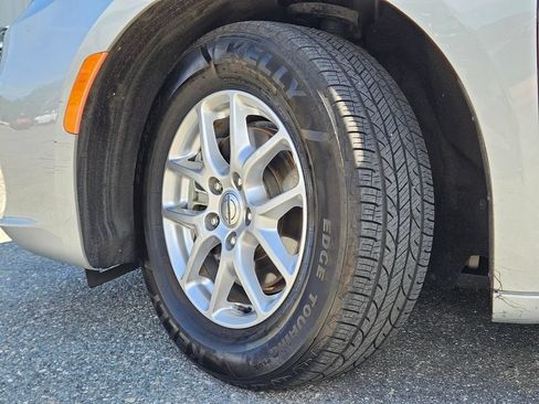 Used 2024 Chrysler Pacifica Touring-L FWD image 35