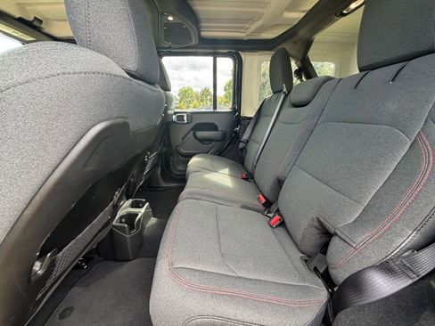 Used 2025 Jeep Wrangler Rubicon image 24