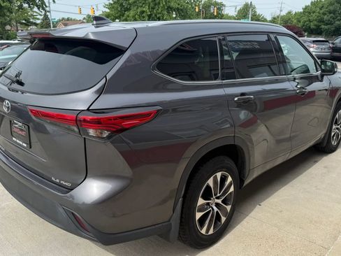 Used 2022 Toyota Highlander XLE AWD/4WD image 3
