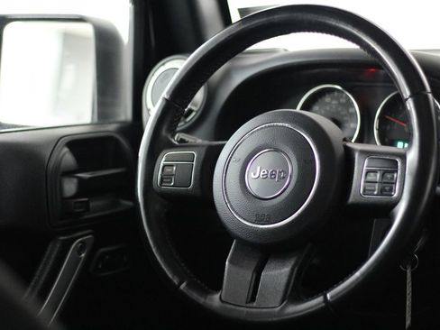 Used 2018 Jeep Wrangler Unlimited Sahara AWD/4WD image 11