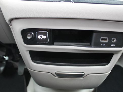 Used 2019 Chrysler Pacifica Touring-L FWD image 21