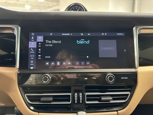 Used 2025 Porsche Macan image 27