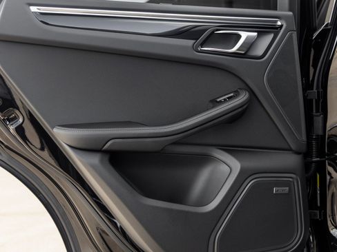 Certified 2026 Porsche Macan AWD/4WD image 31