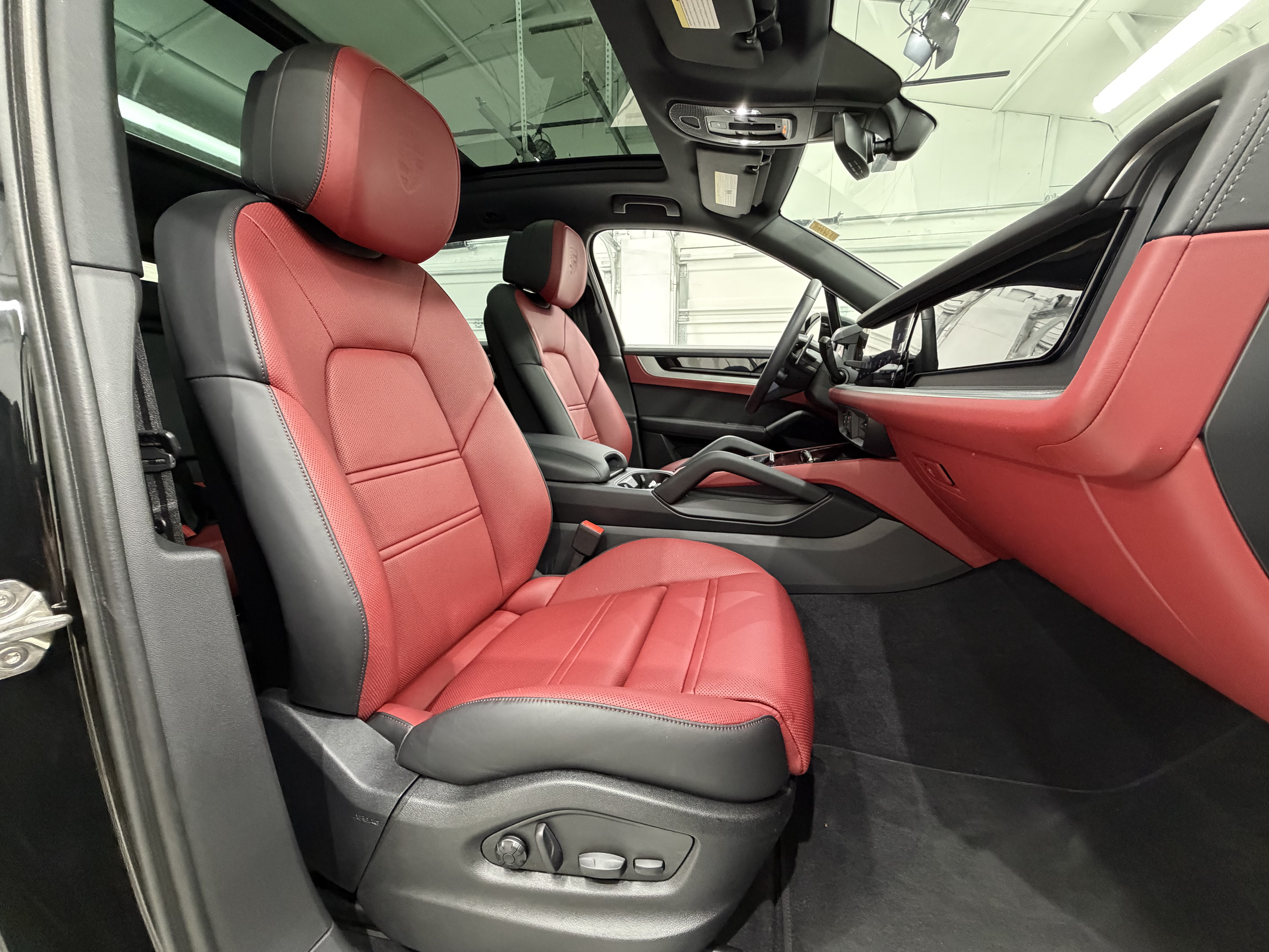 Used 2025 Porsche Cayenne S AWD/4WD image 23