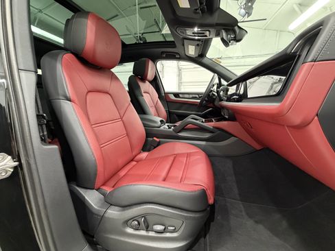 Certified 2025 Porsche Cayenne S AWD/4WD image 23