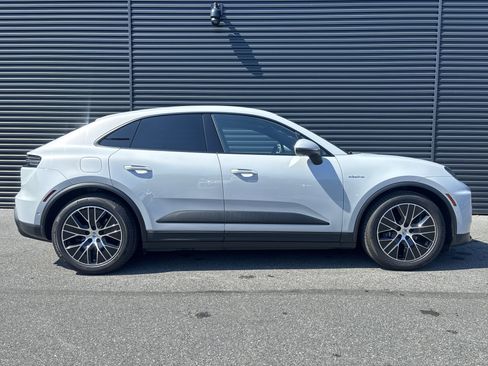 Certified 2025 Porsche Macan Electric image 6
