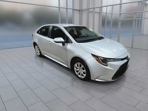 Used 2022 Toyota Corolla LE FWD image 2
