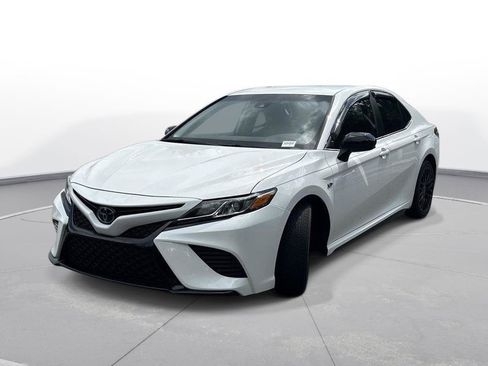 Used 2020 Toyota Camry SE FWD image 2