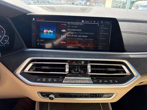 Used 2022 BMW X5 xDrive45e w/ Premium Package AWD/4WD image 25