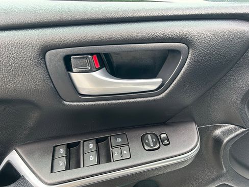 Used 2017 Toyota Camry SE image 11