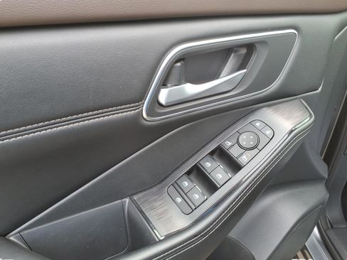 Used 2021 Nissan Rogue SV w/ Premium Package image 17