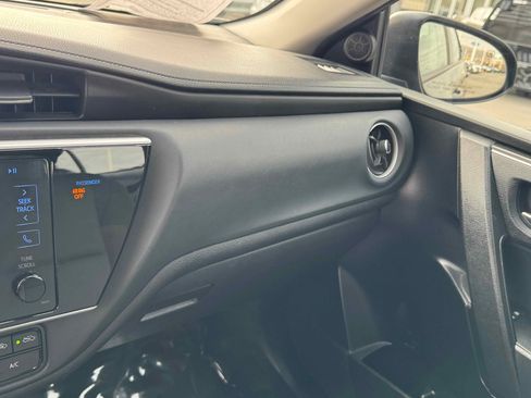 Used 2018 Toyota Corolla LE image 21