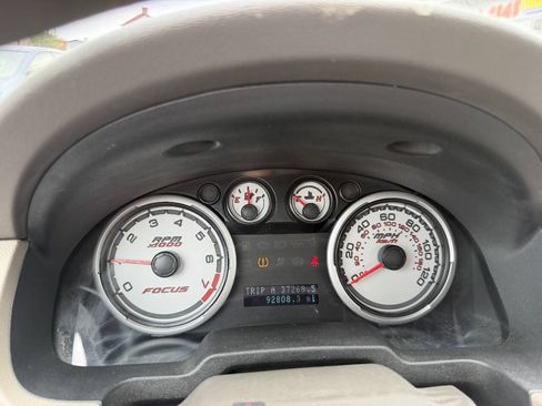 Used 2010 Ford Focus SE FWD image 11