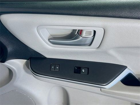 Used 2017 Toyota Camry SE image 31