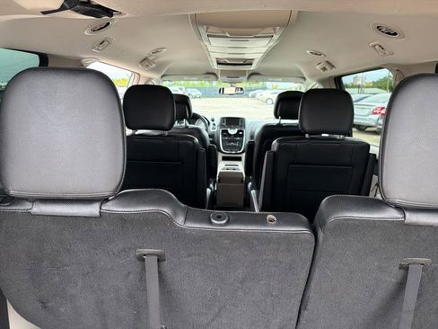 Used 2013 Chrysler Town & Country Touring FWD image 12