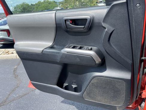 Used 2018 Toyota Tacoma SR5 AWD/4WD image 20